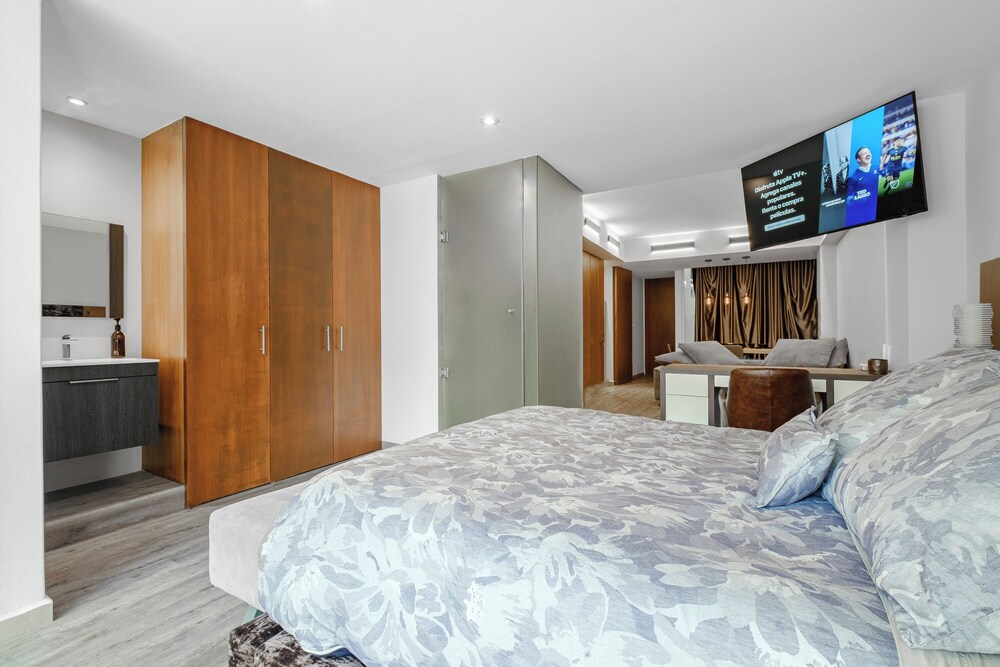 Urban Getaway Trendy Polanco Home Office photo 2