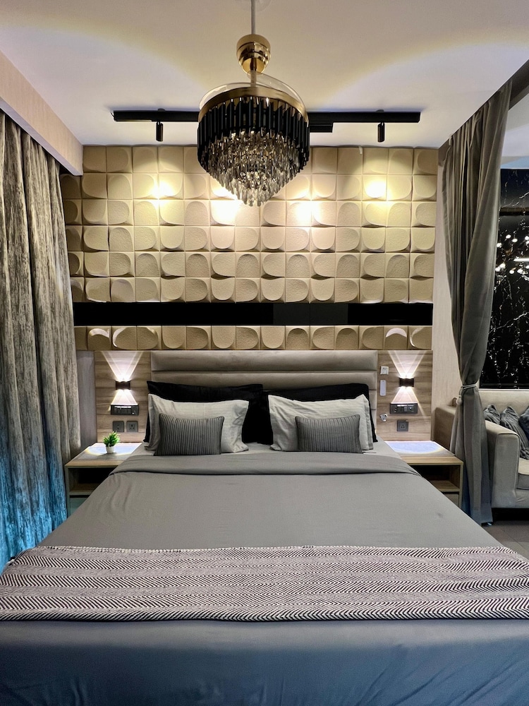 41 Floor River View - TheRoomeraStay