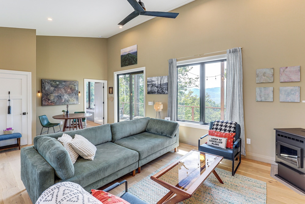 12 Mi to Asheville: Mtn-view Gem in Weaverville