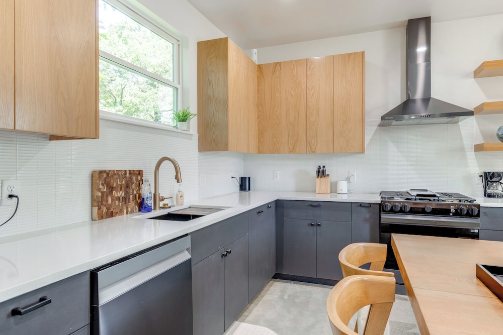 Near Restaurants & Parks: Home 3 Mi to Dtwn Austin