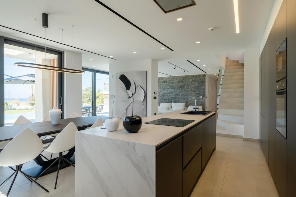 Aethra Grand- Luxury 5-bed Villa 850m From Beach