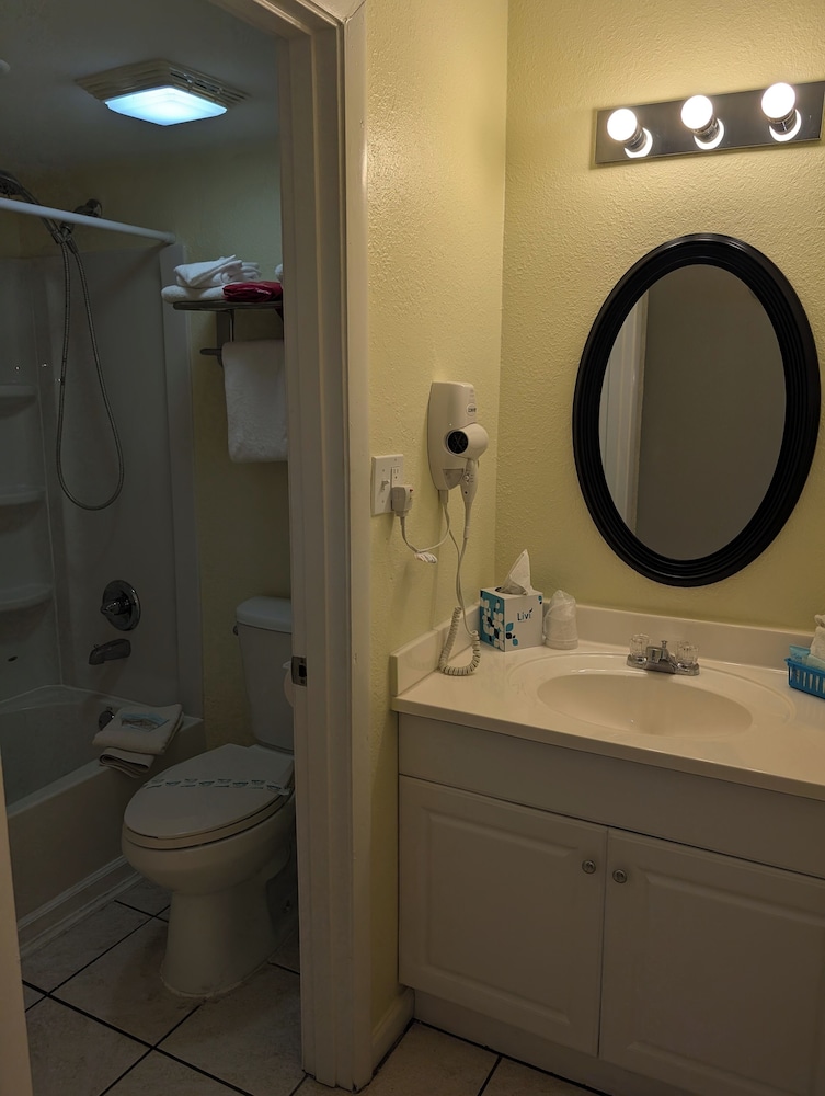 Daytona Beach Vacations - Traders Inn Beach Club - Property Image 5