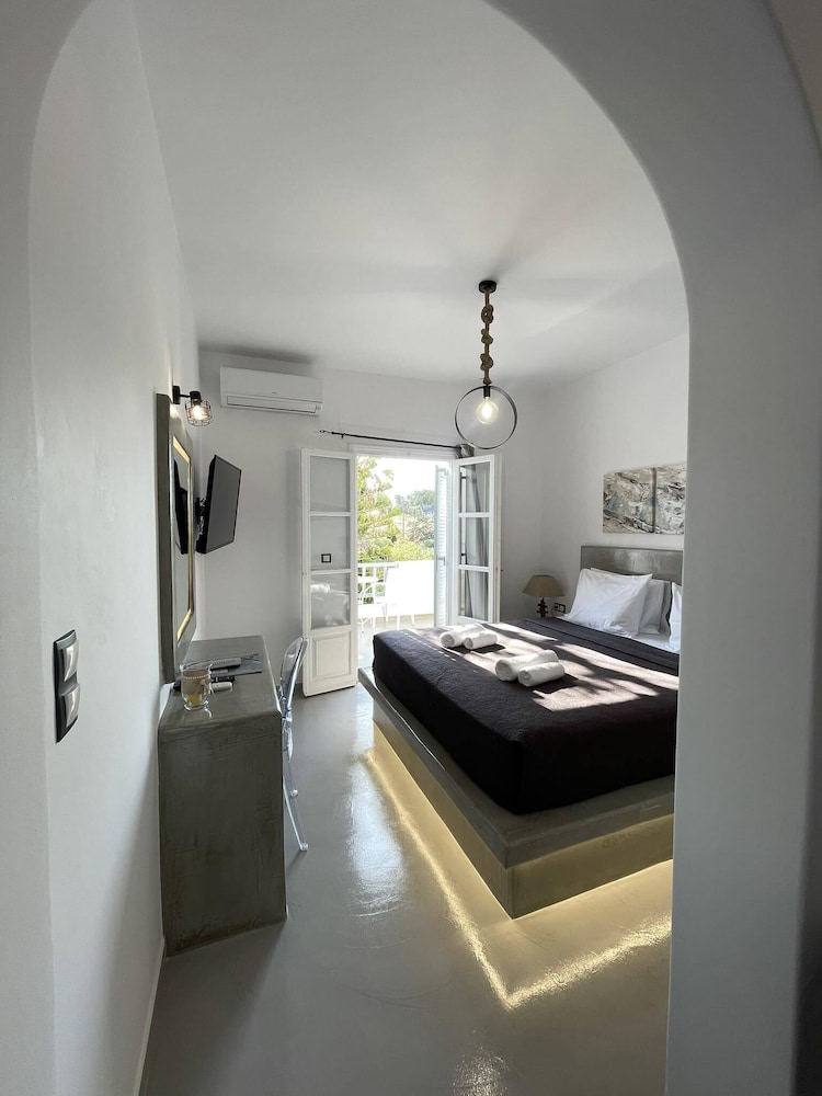 Zoumis Residence