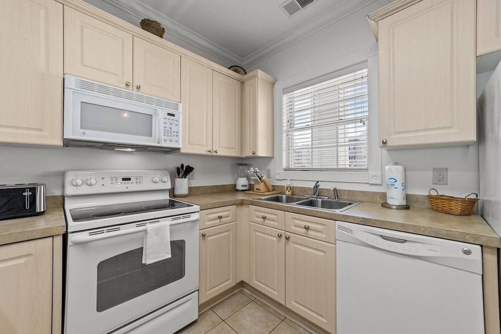 Magnolia Pointe Luster Leaf 4887-203 2 Bedroom Condo