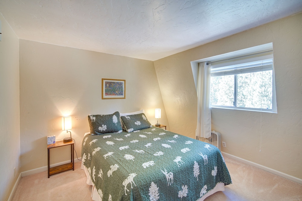 Quaint Big Bear Home w/ Hot Tub: 4 Mi to Skiing!