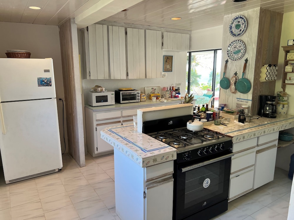 Hohum - Private Beachfront House On Exclusive Windermere 3 Bedroom Home