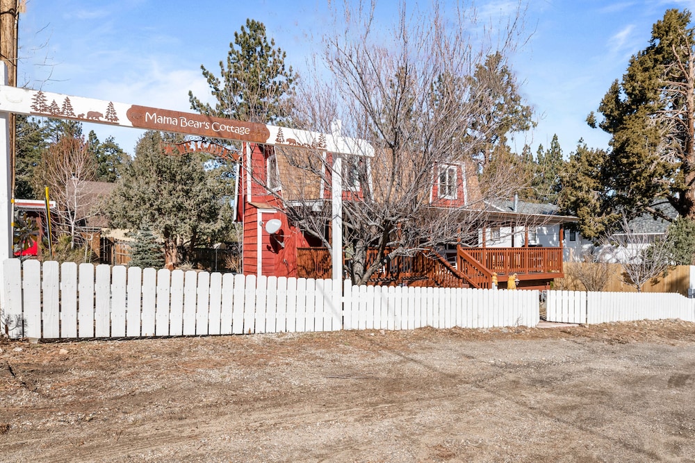 Mama's Bear Cottage view 3
