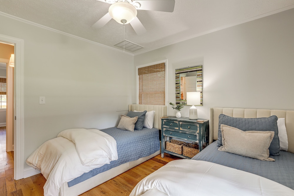 3 Mi to Beach: Pawleys Island Cottage