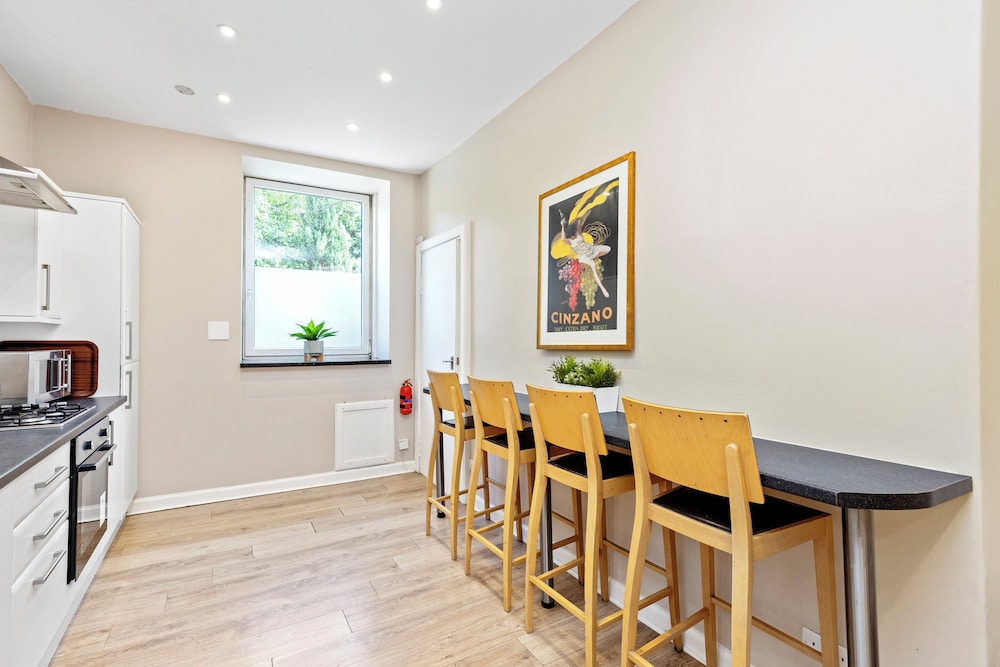 JOIVY Cosy 3bed Family Flat near Leith