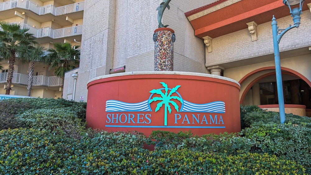 Beachfront Corner Unit w/ Wrap-around Balcony, Close to Attractions!
