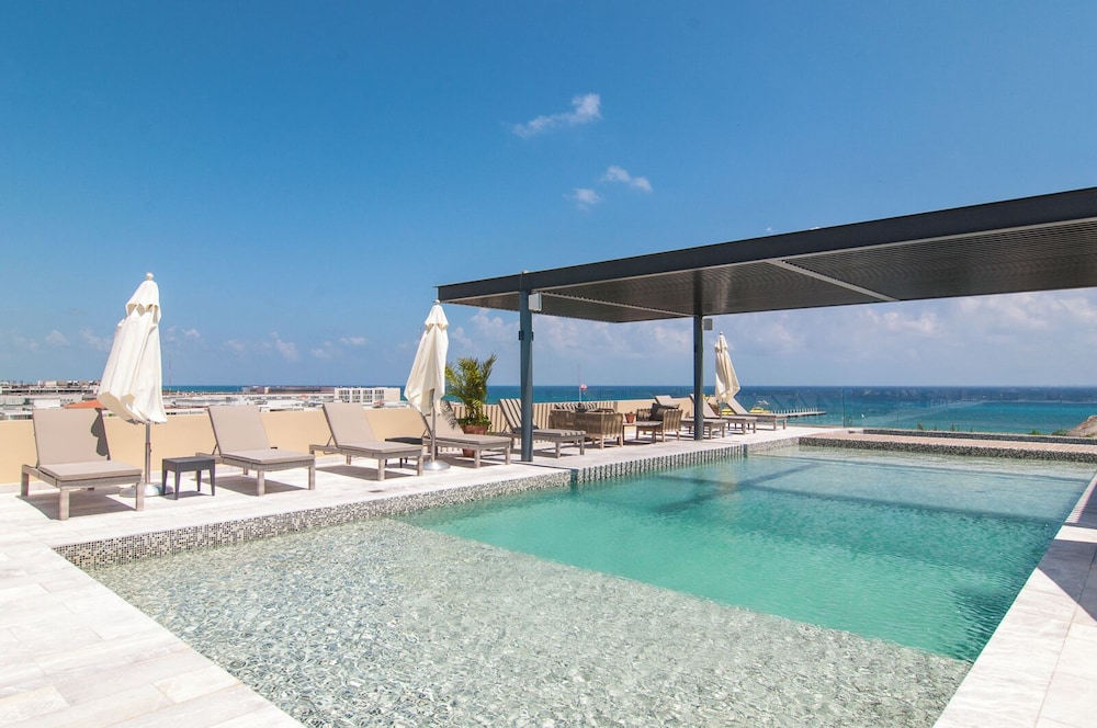 Condos with Oceanview Rooftop Pool