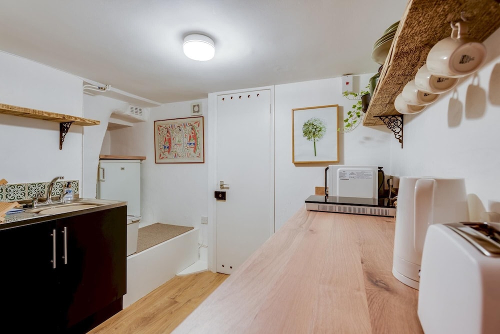 Oxford Vacations - The Summertown Studio 1 Bedroom Kitchenette - Property Image 7