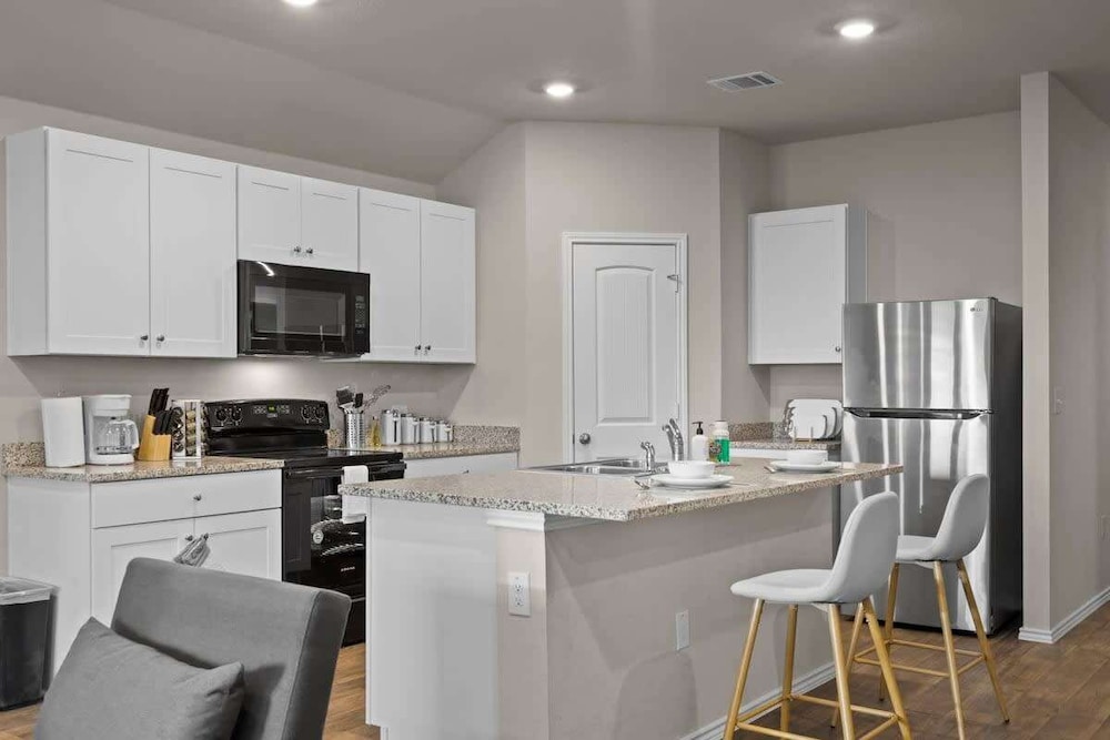 @ Marbella Lane - Amazing 4BR Lakeview Home