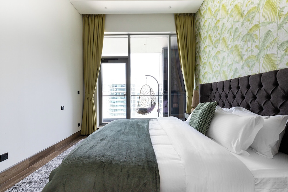 SIMPLY COMFORT Urban Chic Suites in J One Tower City & Canal Views