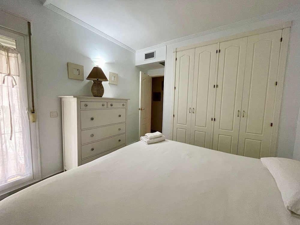 Easy Parking Poolside 2 Bedroom F-5