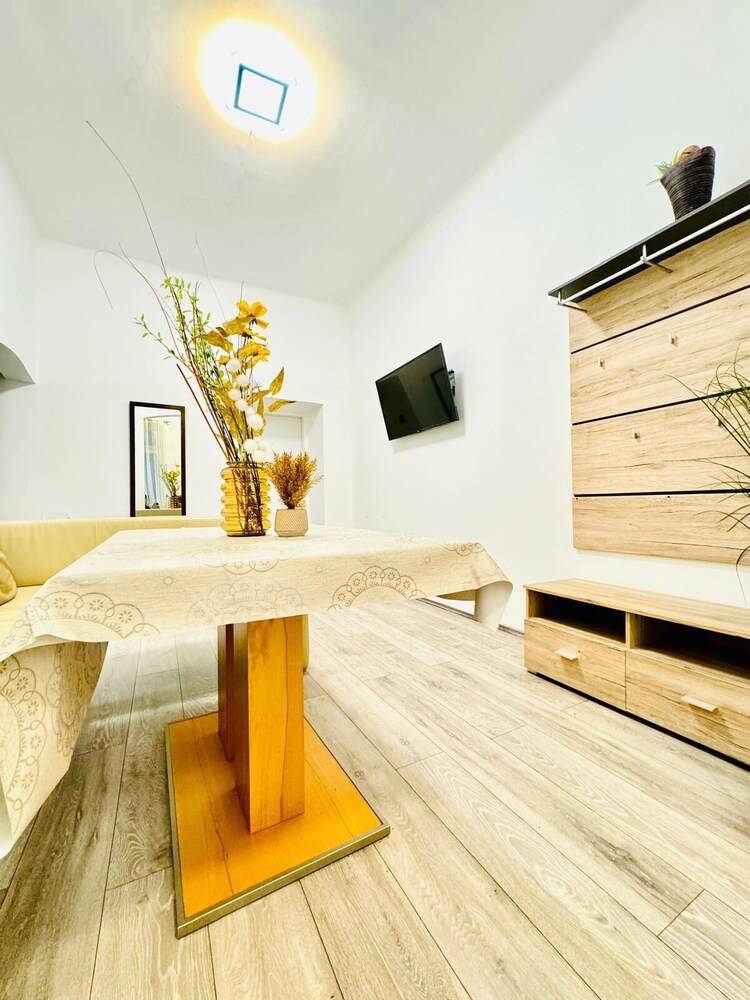 Bright 3BR Appt Steps from FAC Platz