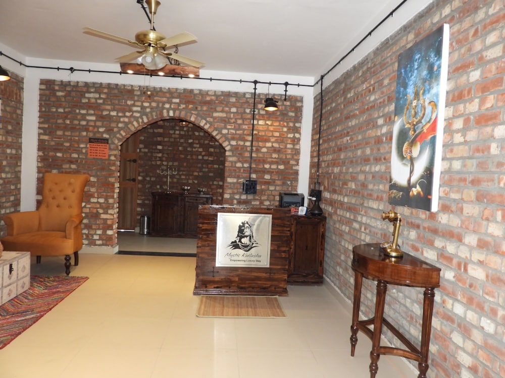 Lobby & Reception