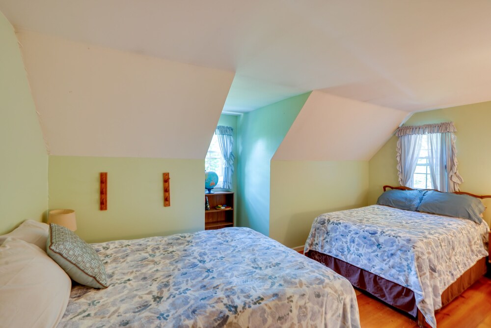 Pittsfield Home w/ Deck - 12 Mi to Jiminy Peak!