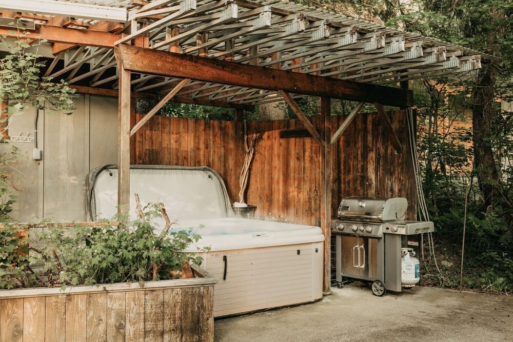 70mbr- Hot Tub - Bbq - Wi-fi - Pets Ok - Sleeps 8 3 Bedroom Home by RedAwning