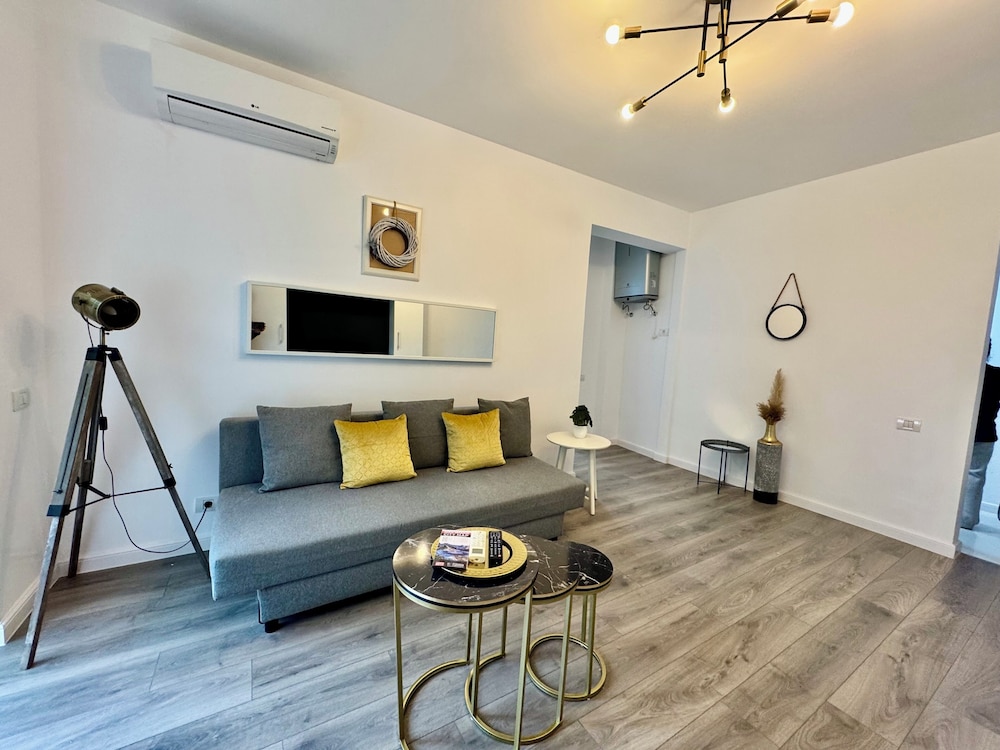 Metropole Apartments Romana Square