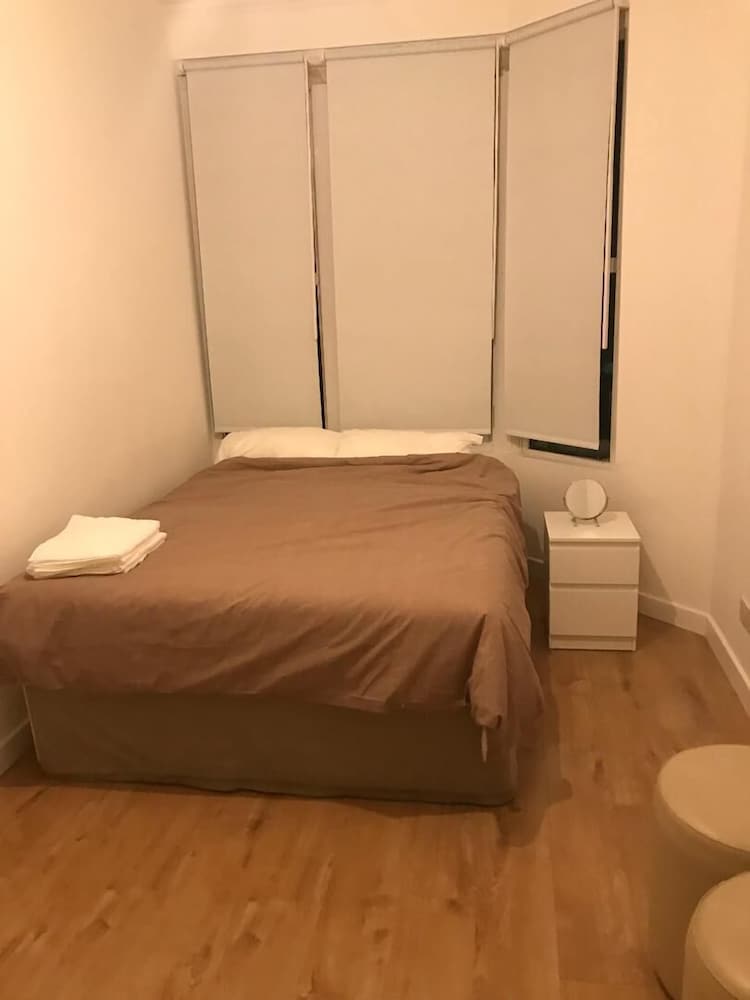Two Bedroom Apartment Roath Park Cardiff view 2