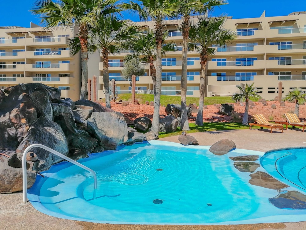 Admire Sea View From a Stunning Condo