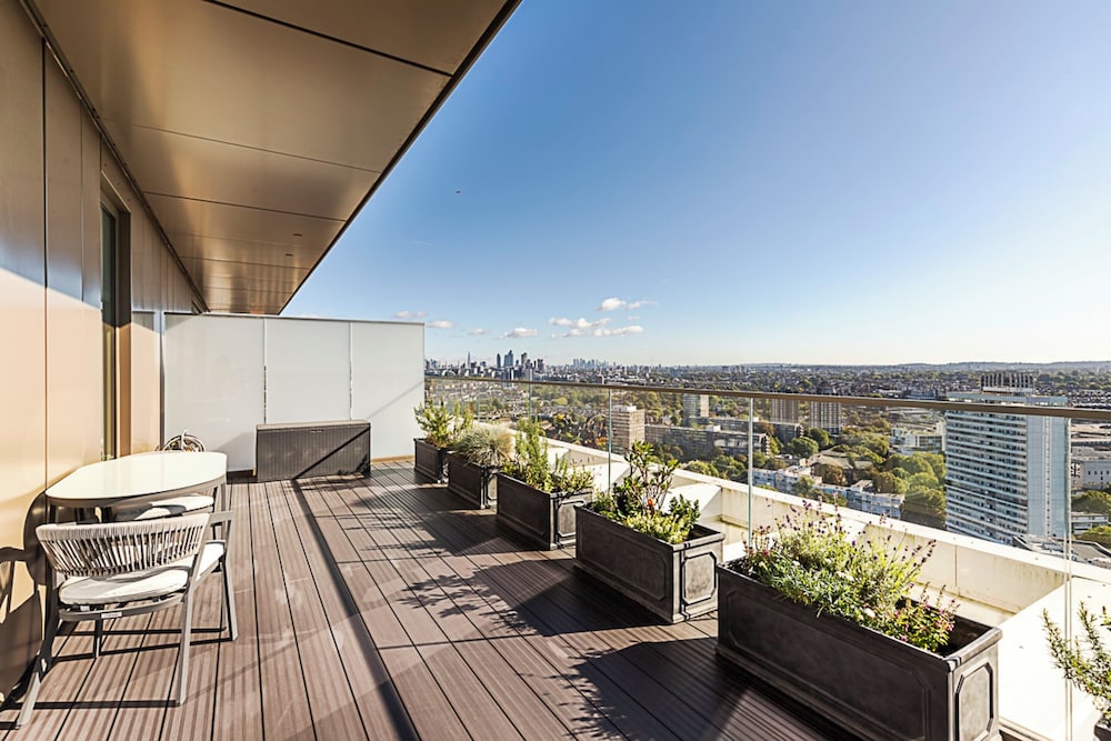 Luxurious 3-bed Sky-high Battersea Gem