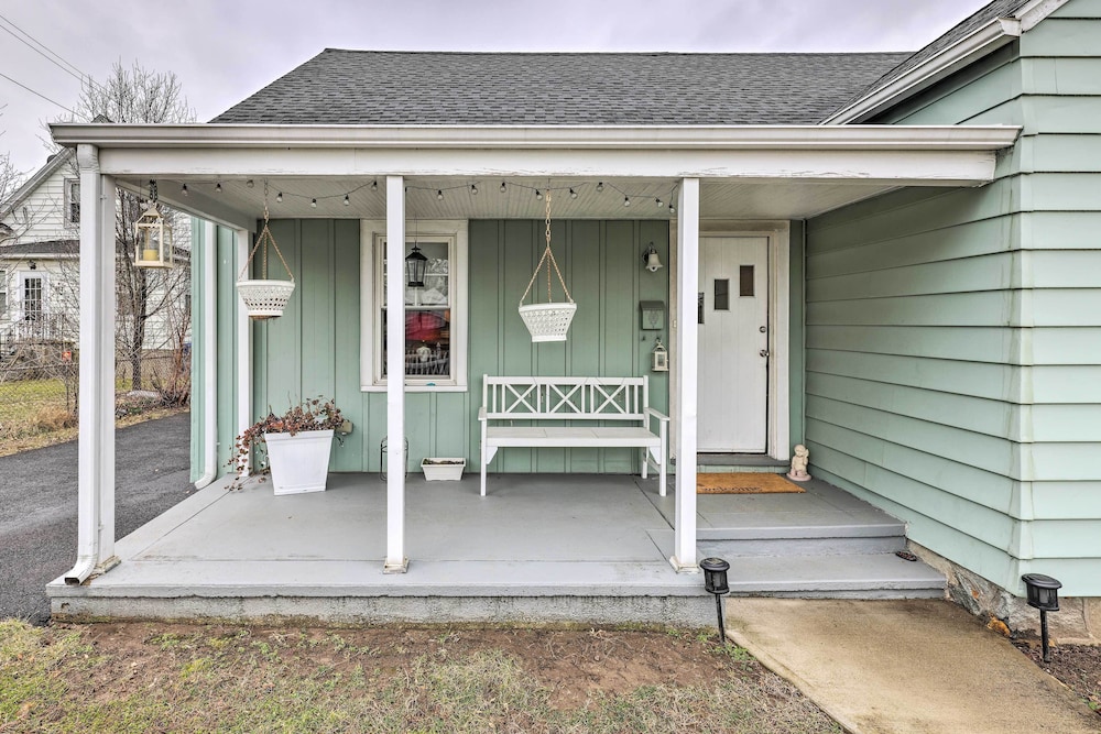 Bridgeport Vacations - Bridgeport Vacation Rental - Walk to Beach! - Property Image 4