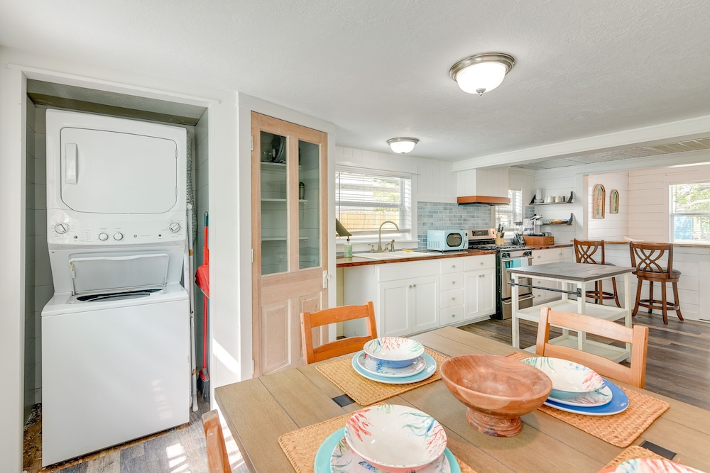 Galveston Vacation Rental: Deck & Central Location