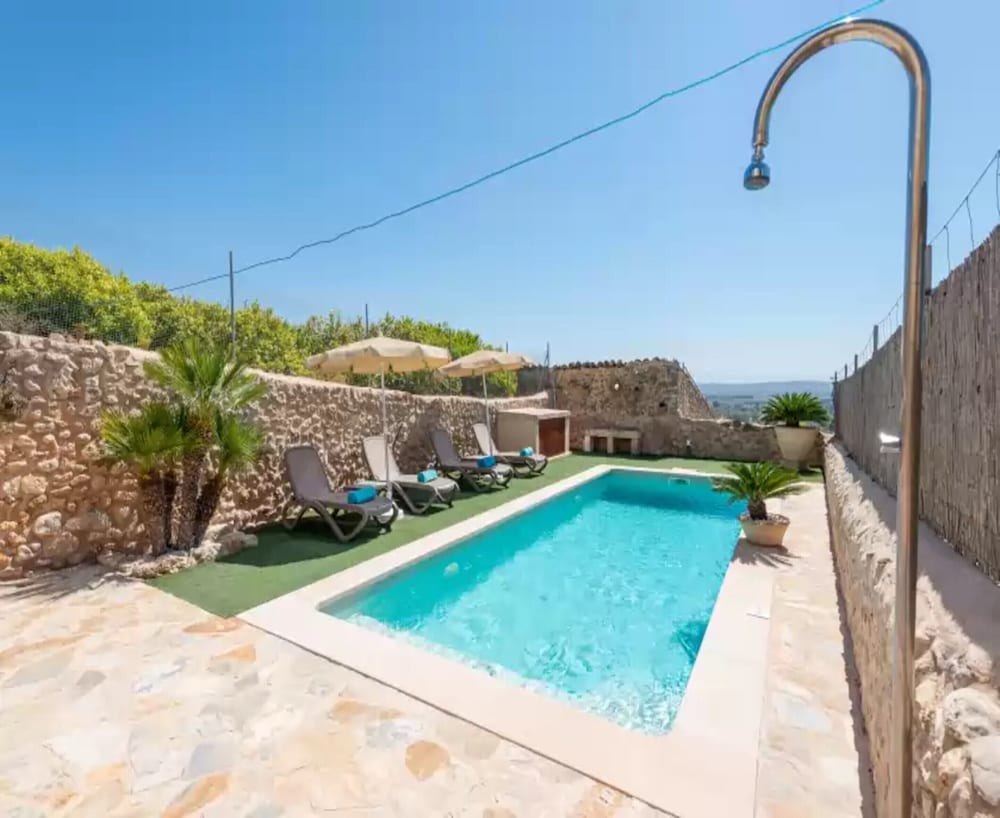 Villa in Buger With Pool & Mountain Views