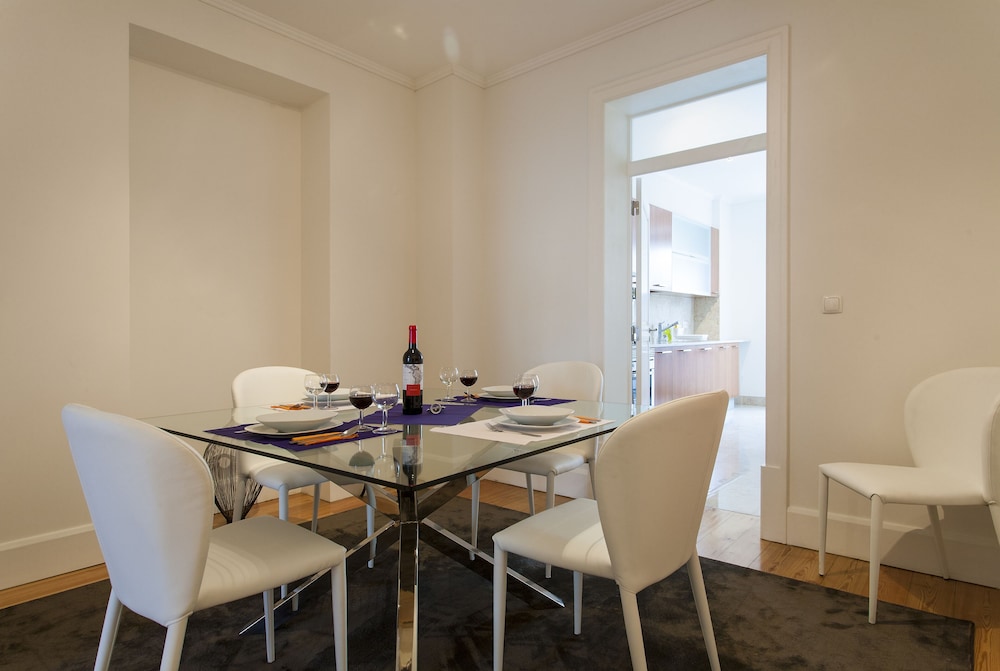 JOIVY Stylish 2BR Apt w/balcony at the heart of Baixa