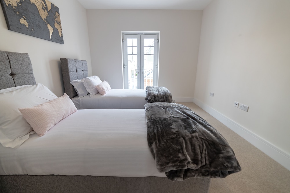 Reading Green Park Village Serviced Apt