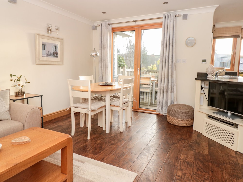 1 Court Cottage, Hillfield Village