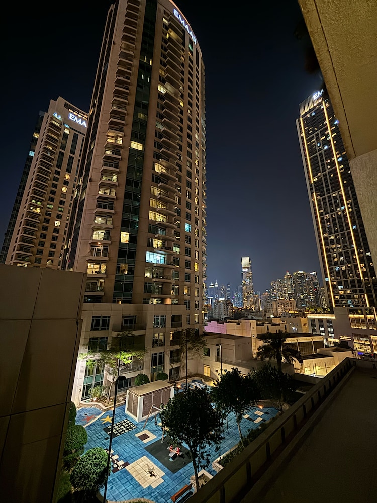 Stunning Studio Dubai with Rooftop Pool
