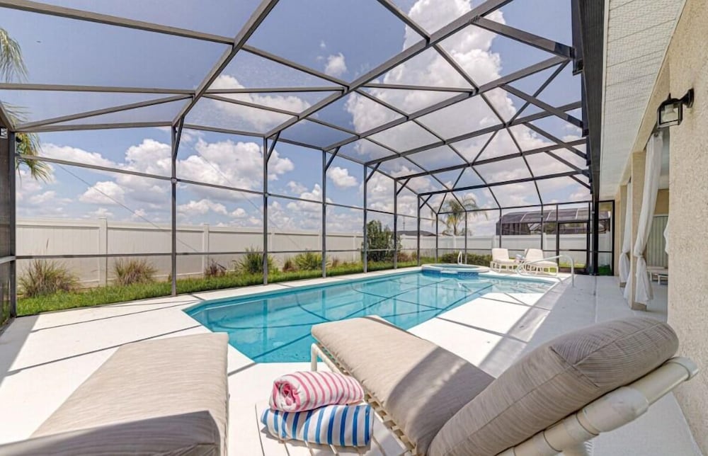 Elegant 4Br Retreat W/ Stylish Interior & Kitchen