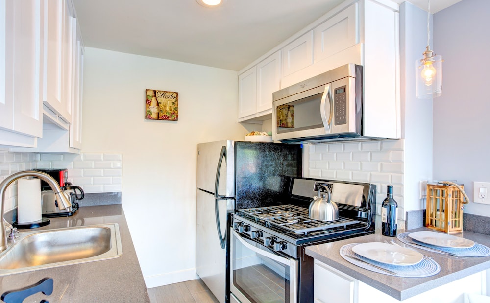 1 Bedroom near Hollywood Sights - Image 5
