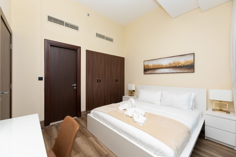 SIMPLY COMFORT Urban Chic Suites in J One Tower City & Canal Views
