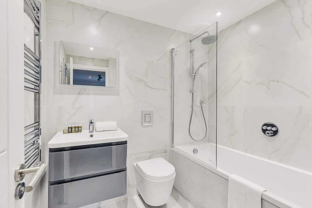 Sunny 2-bed Gem in Chiswick
