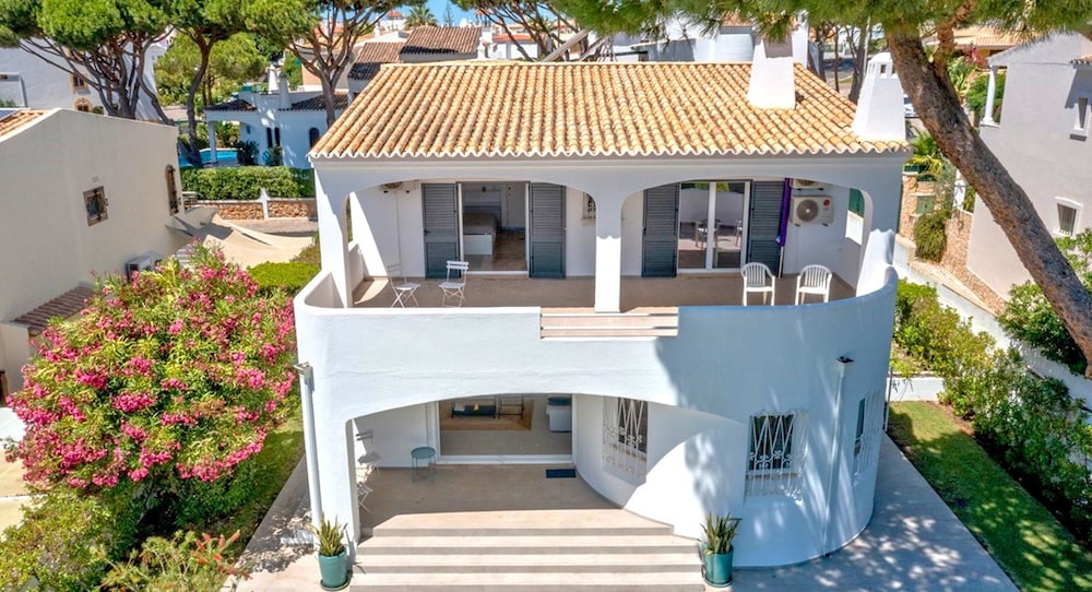 Old Village Area, Your Perfect Vilamoura Getaway, Private Pool, AC & Wifi