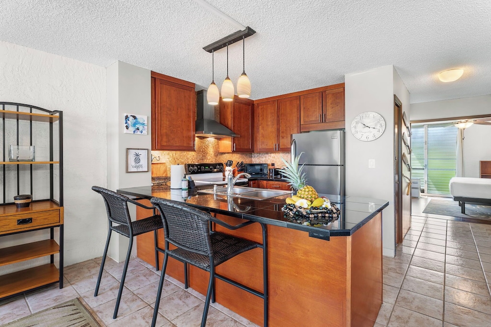 Oceanview Kona Condo - Pool, Lanai, Walk to Town - Vrkcv