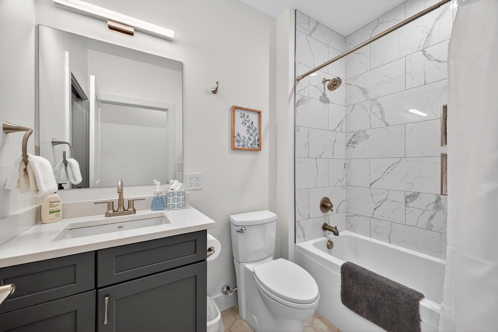Stylish Downtown Unit With Historic Charm 2 Bedroom Apts
