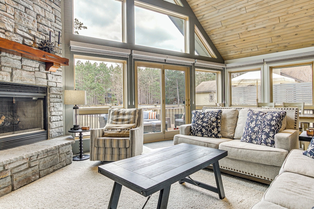 2 Mi to Sand Valley: Family Getaway w/ Deck!