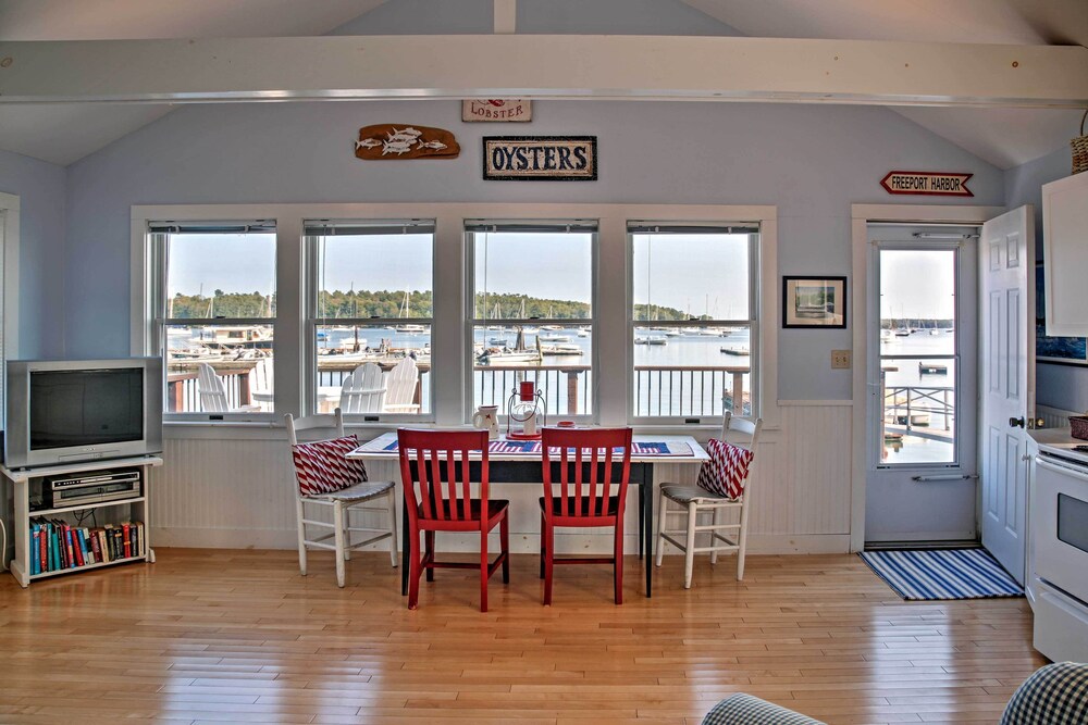 'heron Cottage' on Casco Bay w/ Deck & Boat Dock!