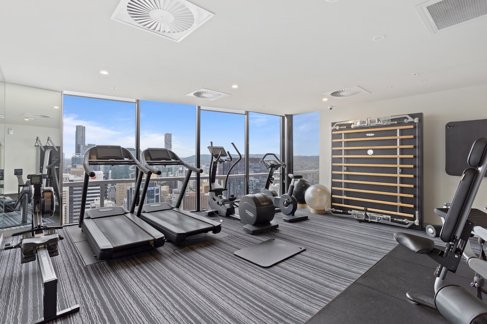 Cosy 1-bed With River Views, Pool, Gym & BBQ