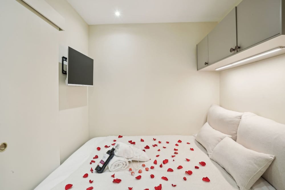 Ganneron in Paris With 1 Bedrooms and 1 Bathrooms