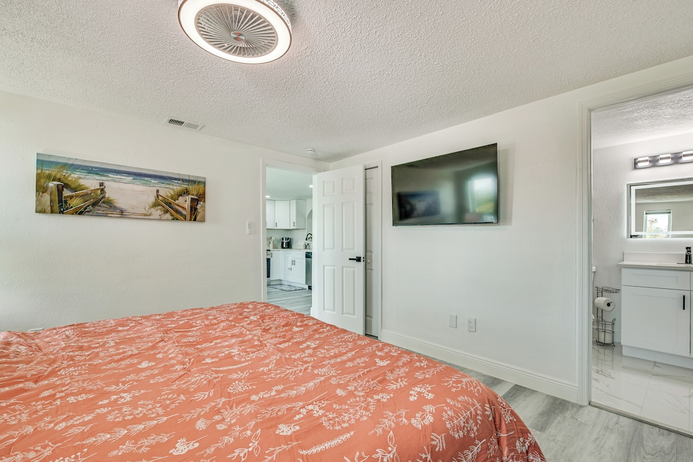 Canal-front Holiday Home Near Beach: Swim & Paddle