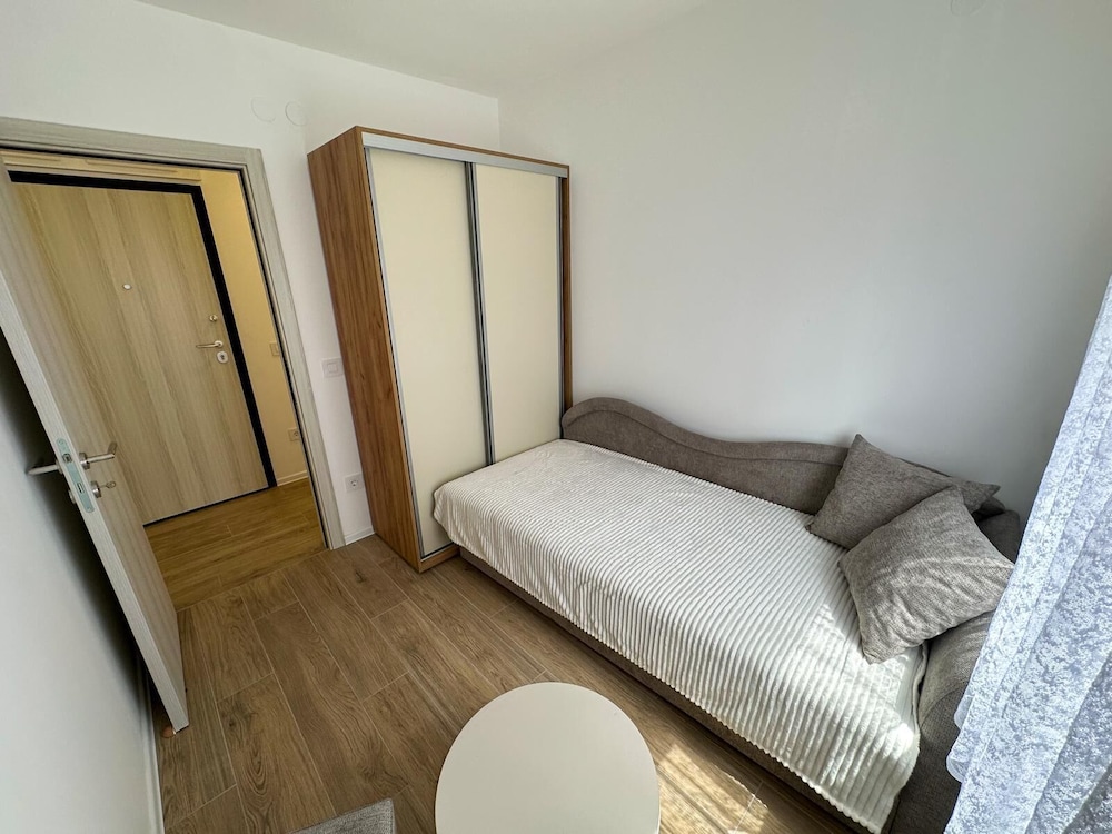 I&I 3 Bedrooms Apartment view 3
