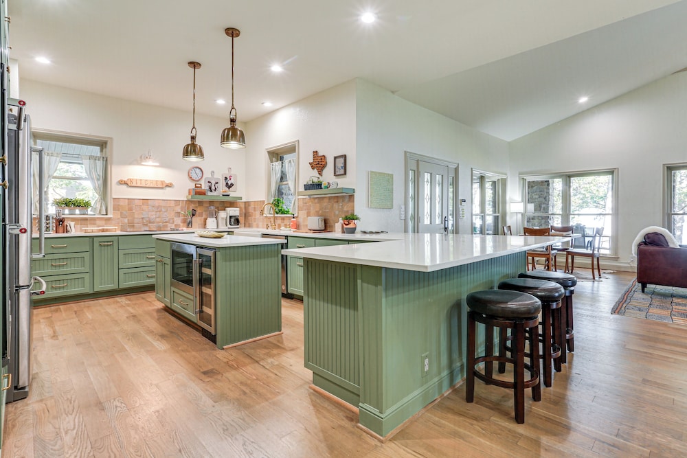 Family Friendly! Lakefront Escape in Pottsboro
