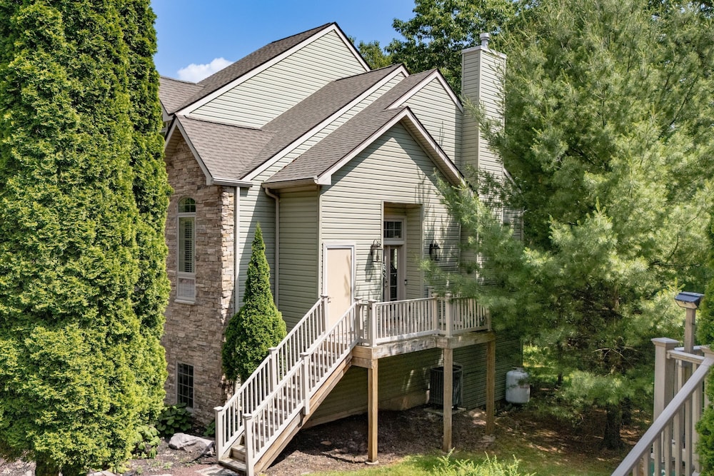 Highland Hideaway by Avantstay Group Poconos Retreat w Patio Game Room