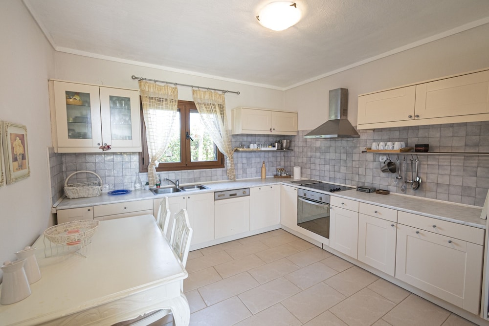 Alex Billy House by Travel Pro Services